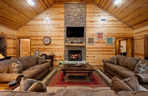 Broken Bow Cabin | 4 Master Bedrooms, Hot Tub, Playground- Single Story
