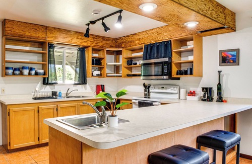 Keaau Apartment | 4 Mi to Beach: Keaau Retreat w/Relaxing Porch!