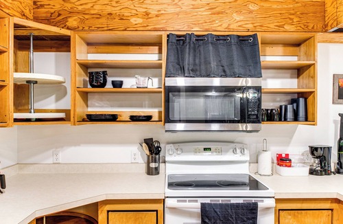 Keaau Apartment | 4 Mi to Beach: Keaau Retreat w/Relaxing Porch!