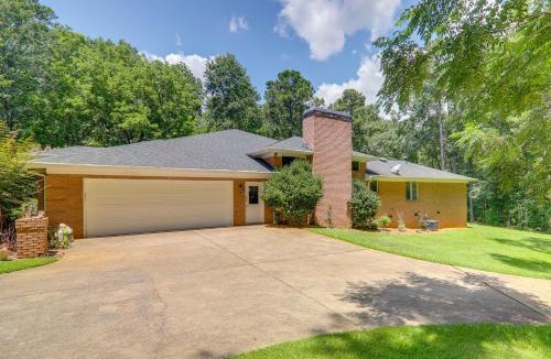 Athens House | 4 Mi to UGA: Pet-Friendly Home in Athens