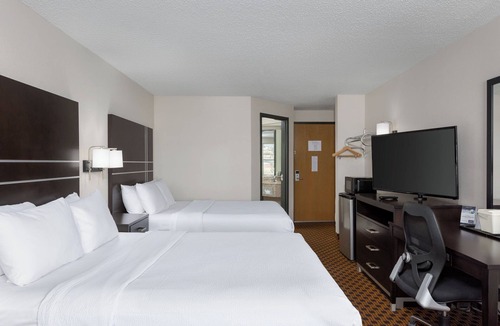 Graysville Hotel | 4 Separate Hotel Bedrooms with 2 Queen Beds in each room with attached bathroom