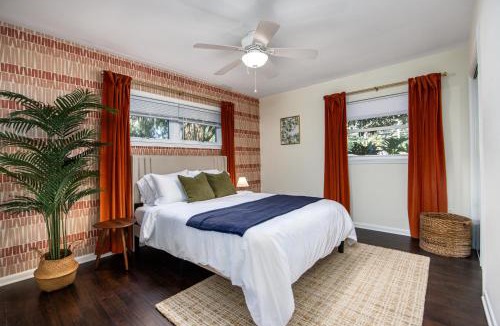 Gainesville House | 4bd Gator Grove Villa - Backyard - Games - Near UF