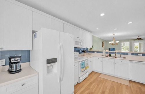 Kure Beach Villa | 4BR 3 King Beds 200 Steps to Beach Walk to Pier Pool