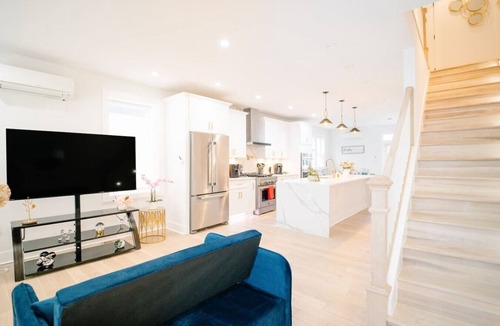 Park View House | 4BR DC Home w/King Bed + Sleeps 12