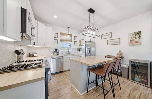 Buda House | 4BR Retreat, Deck Lounge, Pool & Pickleball Court