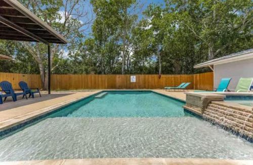 Johnson City House | 5 BDRM Home on 2 Acres Mins To Wineries Private Heated Pool and Hot Tub