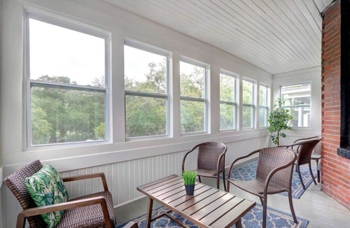 Metropolitan House | 5 Bedroom Starland Duplex - Great for 2 Families