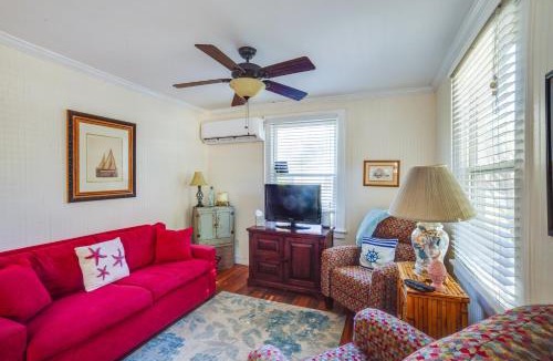 Mossy Oaks House | 5 Mi to Downtown Beaufort: Pet-Friendly Cottage!