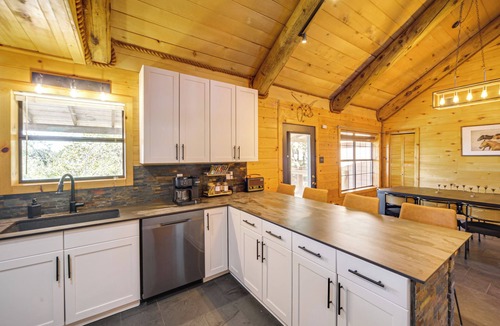 Dripping Springs Cabin | 5 Mi to Dtwn Dripping Springs: Cabin w/Jacuzzi!