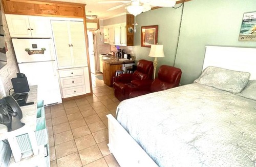 Windy Hill Apartment | 5 O'Clock Somewhere, dogs ok, quick walk to Ocean