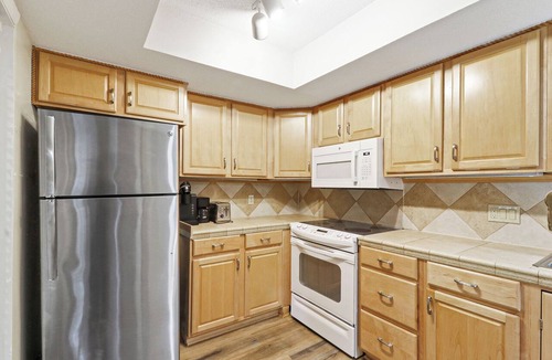 Palmetto Dunes Condo | 5 Star Resort New king adjustable mattress, beautiful pool enclosed courtyard