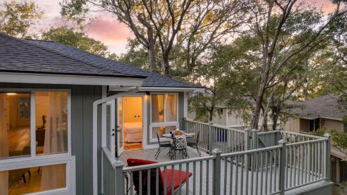 Twin Oaks House | 52 Twin Oaks - Conch Cottage by AvantStay