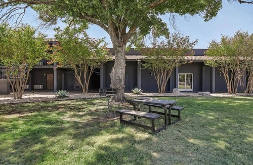 St. Johns Apartment | [54] ATX Studio: 1 Queen, Access to Gym & Laundry