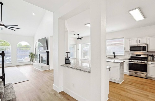 DeSoto House | 5BD/2.5BA Luxury Retreat with Pool, Gym & Games