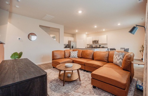 Wilmington House | 5BR/3B, Sleeps 13, Pets+, Garage - Orange