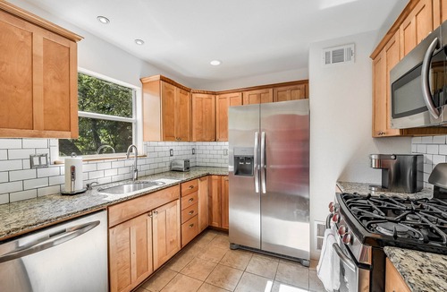 Dawson House | 5BR Near Downtown Cowboy Pool Sleeps 16 Huge private backyard!