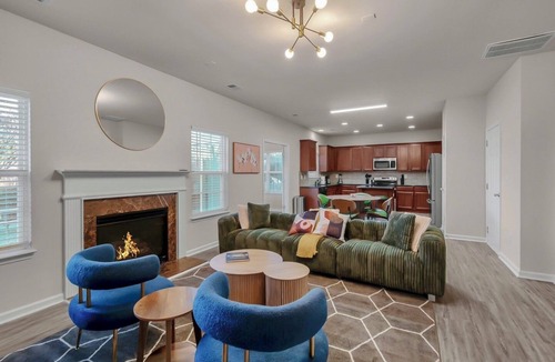 Dixie - Berryhill House | 5BR Retreat Near Outlets+CLT Airport Sunroom+Fireplace King+Bunk Beds