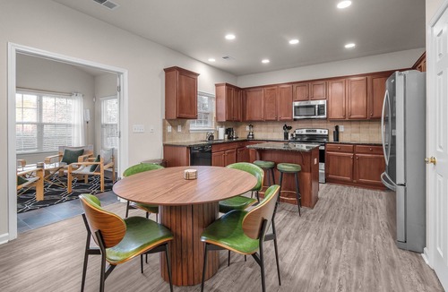 Dixie - Berryhill House | 5BR Retreat Near Outlets+CLT Airport Sunroom+Fireplace King+Bunk Beds