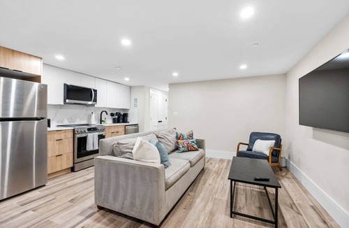 Le Droit Park House | 5BR Whole Home near U St | 2 Kitchens + Rooftop