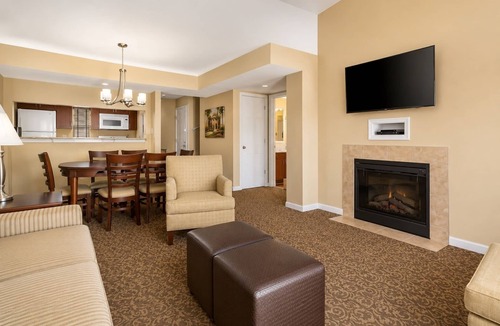 Berkeley House | 6 Bedrooms Total, Sleeps Up to 16 Guests, 2 Nearby Resort Townhomes,