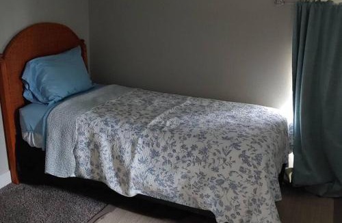Groves House | 6 BRs Spacious Charming House, Great Neighborhood