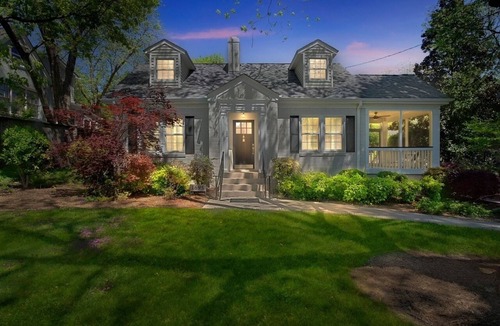 Athens House | 6 min to DT/UGA—Backyard + Pool—WIFI—BBQ—Indoor Fireplace