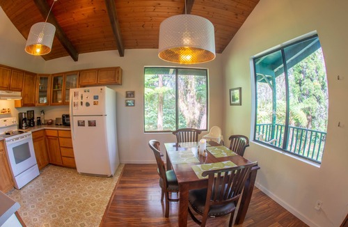 Volcano House | 6 mins from Nat'l Park! Enjoy the sound of rain & birds in a peaceful retreat.