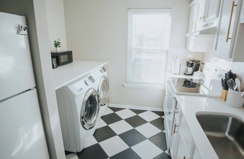 Downtown Apartment | 6 Mins Walk to Transfer Co Food Hall/Downtown #C