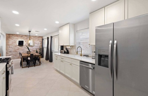 Richardson House | 6BD/3.5BA Modern Rustic Retreat | Yard, Pool & BBQ