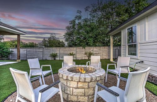 Cottonwood Shores House | 6BD Retreat for 14 with Fire Pit Patio & Lake Access