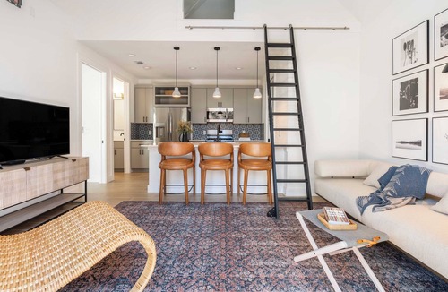 Bouldin Cottage | 6bdr Luxe Pool Retreat City Views, Ping Pong, Foosball, Guest House Henley