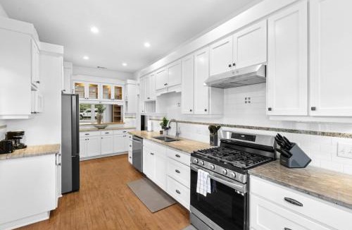 West Campus House | 6BR 2025 Newly Renovated Scholars Historic Home by UT Sleeps 12