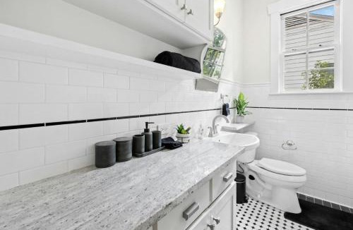 West Campus House | 6BR 2025 Newly Renovated Scholars Historic Home by UT Sleeps 12