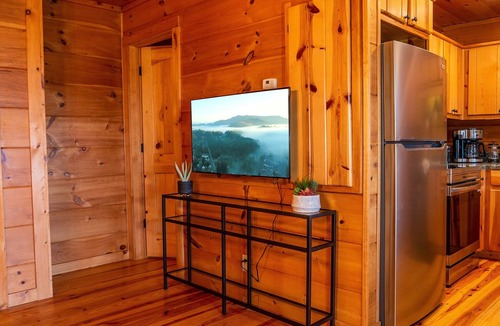 West Jefferson Cabin | 6BR Log Cabin | Walk to Downtown | Mountain Views