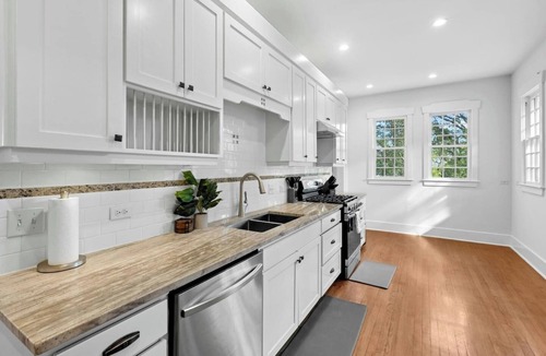 West Campus House | 6BR UT Family Retreat ❤️ Walk to Campus , Dining & Entertainment | Free Parking