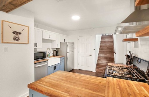 Clarksville House | 6th Street Mansion + Cottage | Walk Downtown
