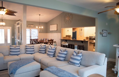 Henrico House | 7-bedrm, 5-bath home on 168' of open shoreline on a wide, deep-water cove.