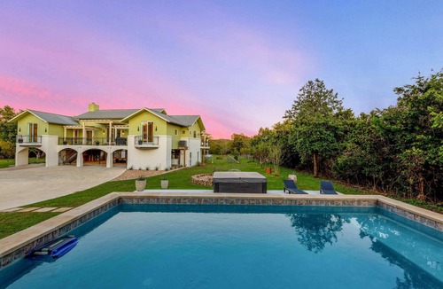 Driftwood House | 7 BR Gated Compound | Sleep 26 | Pool | Pickleball Court