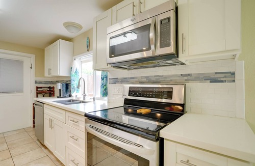 Kalihi Valley House | 7 Mi to Waikiki: Airy Retreat Near Shops & Eats!