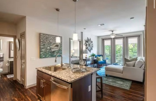 Fort Worth Cultural District Apartment | 7th St. Behavior