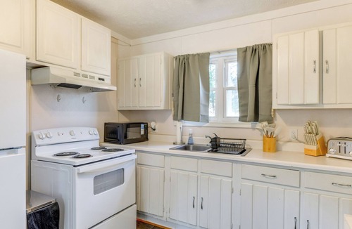 Colonial Beach Cottage | 9 Mi to Colonial Beach: Charming Cottage w/Yard!
