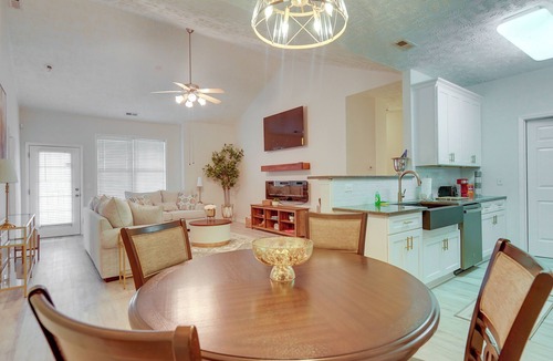 Fayetteville Condo | 9 Mi to Dtwn Fayetteville: Condo w/Pool Access!