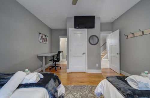 Third Ward House | 906 Westbrook B City Views Rooftop Hot Tub and Short Walk to Stadium