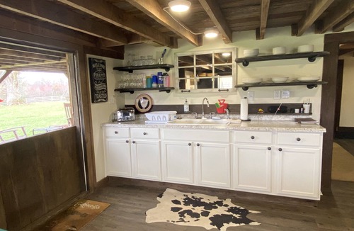 Arlington House | A bougie barn on 50+ acres! Cozy and updated.