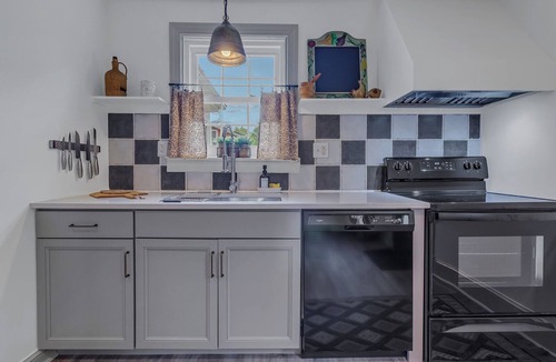 Irvington Cottage | A charming and peaceful getaway in the heart of Irvington, Virginia.