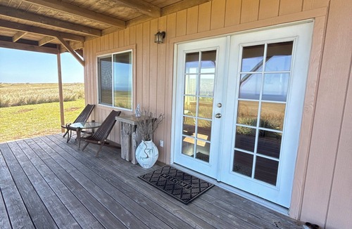 Naalehu Apartment | A charming, secluded, off-grid, quiet and a 180 degree view of the ocean.