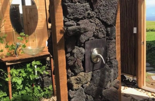 Naalehu Apartment | A charming, secluded, off-grid, quiet and a 180 degree view of the ocean.