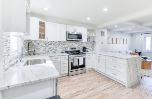Anacostia House | A group-ready southeast DC home with free parking and room for 8 guests
