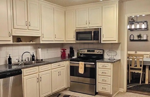 Winder House | A Guest Favorite Retreat! king beds, Hottub, Pool, 3 Decks, Privacy, and more!