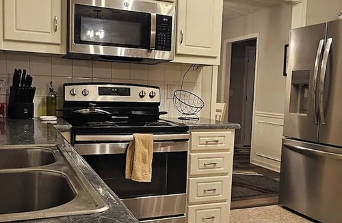 Winder House | A Guest Favorite Retreat! king beds, Hottub, Pool, 3 Decks, Privacy, and more!